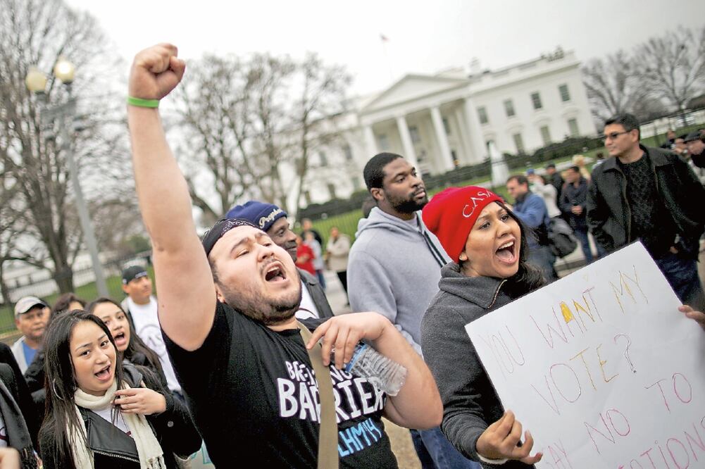 Manifestantes se reunieron ayer frente a la Casa Blanca para decir “no” a la deportación de inmigrantes por parte del gobierno de Barack Obama (CARLOS BARRIA. REUTERS)