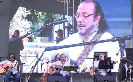 Con batas y mochilas escuchan a Fernando Delgadillo