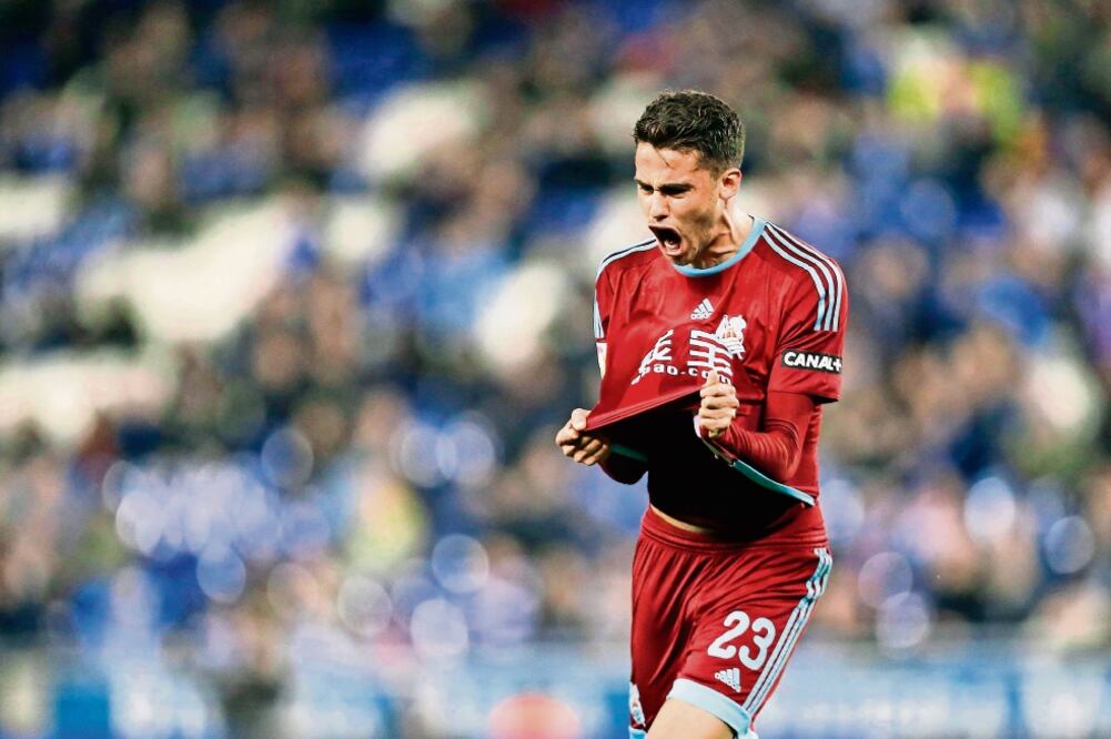 Así festejó Diego Reyes, defensa del equipo vasco, el cuarto gol de su autoría, en la goleada propinada al Espanyol (ALEJANDRO GARCÍA. EFE)