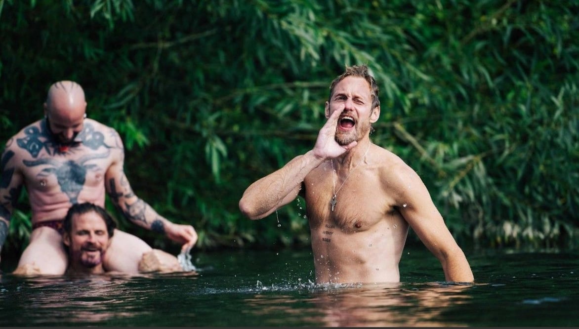 Alexander Skarsgård interpreta a Ray, un líder de un grupo de motociclistas que ejerce una fuerte influencia emocional sobre Colin. Crédito: Especial