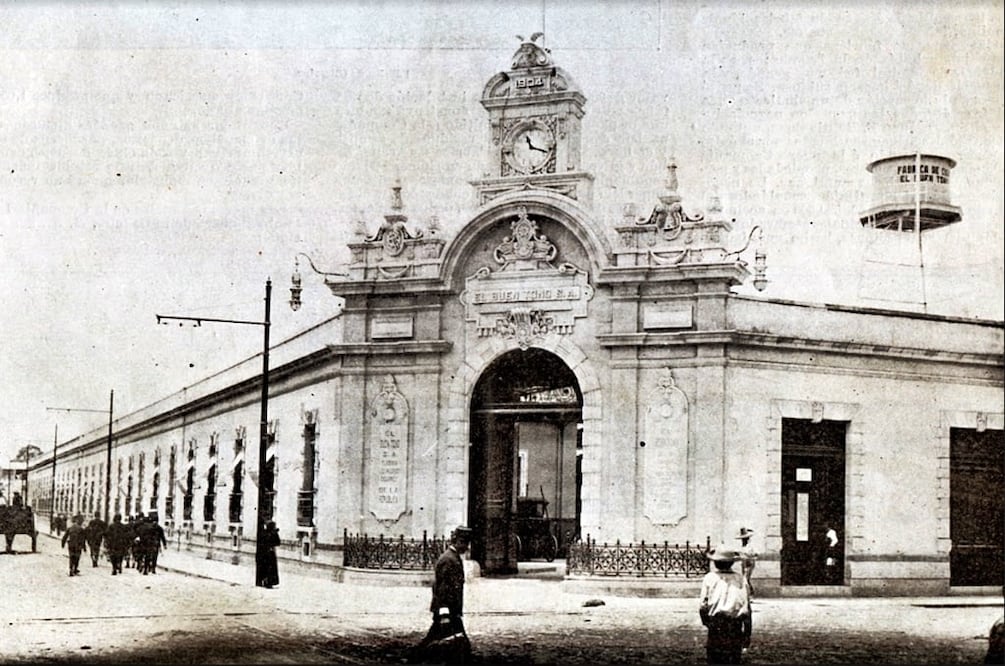 Vista de la fábrica de cigarros "El Buen Tono" alrededor de 1905. La toma corresponde a la actual esquina de Ernesto Pugibet y Buen Tono, frente a la Plaza de San Juan; hoy en su lugar se encuentra la antena de Telmex. La fachada es parecida a la de los edificios que están junto a la iglesia, pero no es la misma. Imagen: Col. C. Villasana - R. Torres
