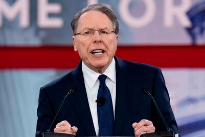 Líder de la NRA culpa a los demócratas y al FBI del tiroteo en Florida