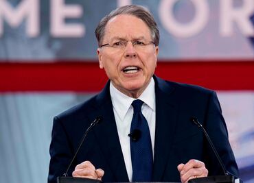 Líder de la NRA culpa a los demócratas y al FBI del tiroteo en Florida