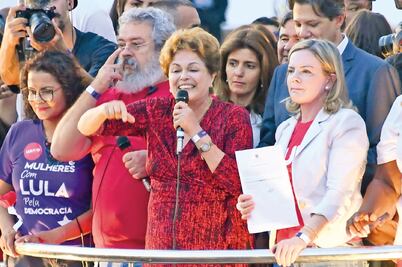 PT reta a la Justicia; inscribe candidatura de Lula da Silva
