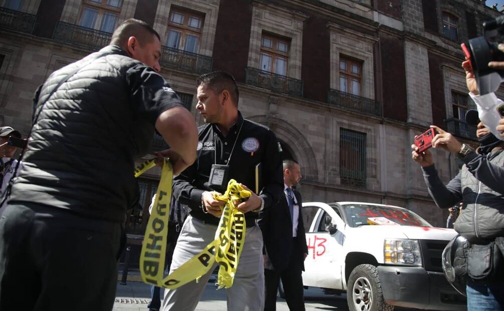 Agentes de la Fiscalía General de la República llegan a Palacio Nacional para acordonar la zona. Foto: Carlos Mejía / EL UNIVERSAL