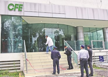 Comando asalta instalaciones de CFE