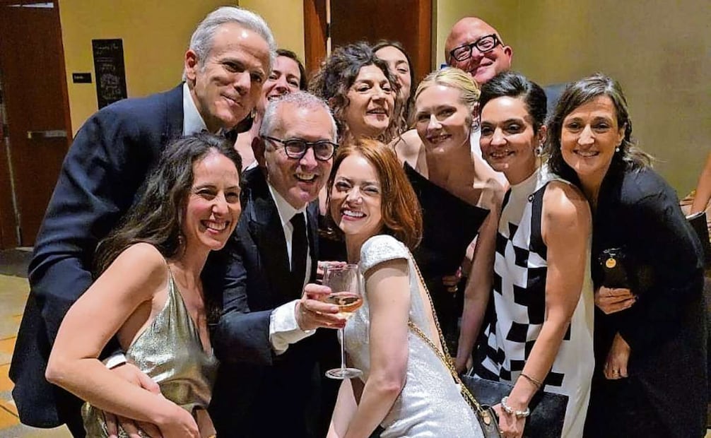 Emma Stone posa para la selfie con amigos, entre ellos la productora Ali Herting (dorado). Foto: Jesús Díaz / EL UNIVERSAL