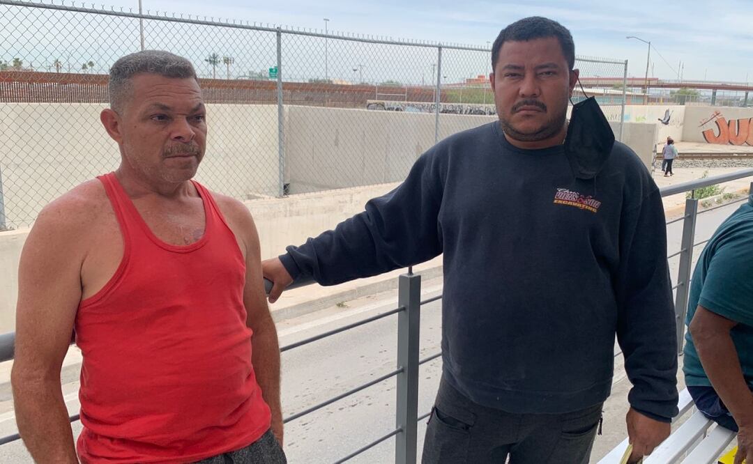 Foto: Paola Gamboa/ El Universal/ Manuel (el de la derecha) considera que las autoridades de ambos gobiernos debieron haberles dado una tregua, para que así pudieran pasar a las personas que ya estaban en México