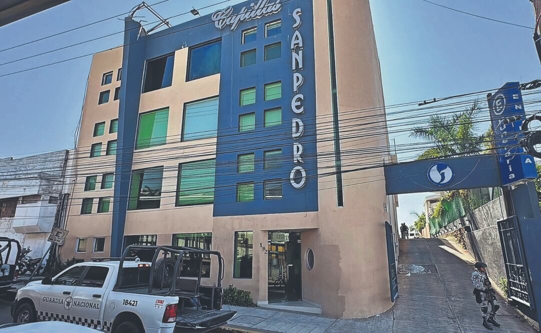 Elementos de la GN resguardaron la funeraria privada en Acapulco donde velaron al expresidente del Tribunal Superior de Justicia de Guerrero, el magistrado Edmundo Román Pinzón, asesinado el pasado miércoles. Foto Especial