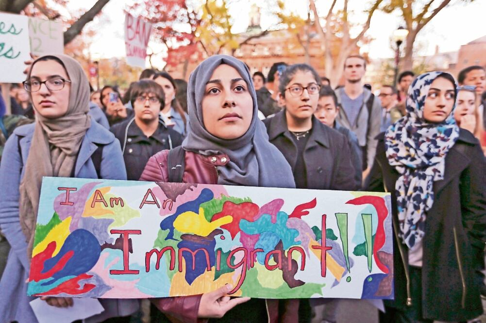 Estudiantes protestan contra las políticas de Donald Trump y piden a las autoridades escolares protección a los alumnos y empleados migrantes, ayer, du ra nte un acto en la Universidad Rutgers, en Nueva Jersey (MEL EVANS. AP)