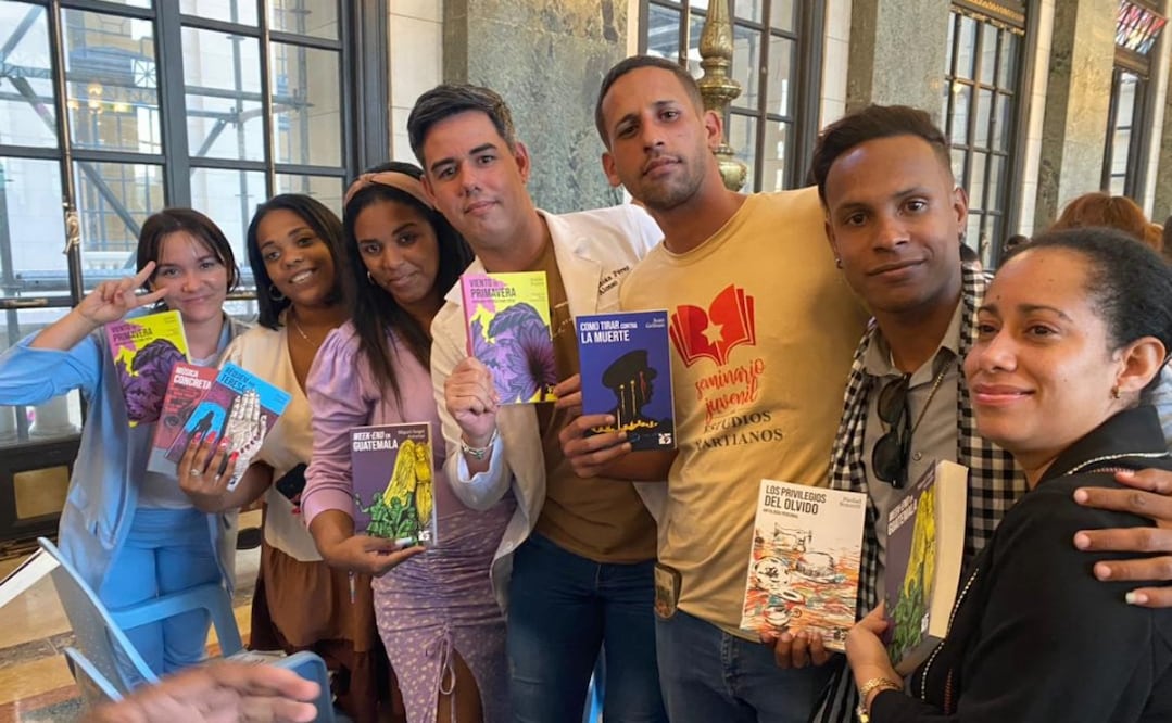 Entrega de libros del programa "25 para el 25" a jóvenes cubanos. Foto: Especial