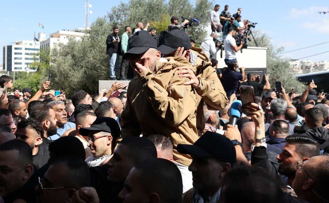 Presos palestinos liberados a su llegada tras ser puestos en libertad de una cárcel israelí como parte del acuerdo de liberación entre Israel y Hamás, en la ciudad cisjordana de Ramala, el 13 de octubre de 2025. Foto: EFE