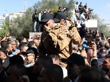 Israel libera a casi dos mil prisioneros palestinos; llegan al norte de Egipto