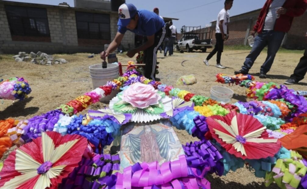 Ofrendan arco de madera adornado con semillas por inicio de ciclo agrícola 