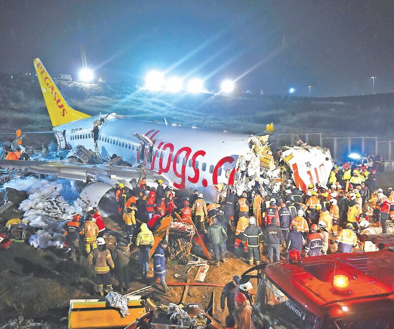 Servicios de emergencia y bomberos apoyaron en las labores de rescate, luego de que un Boeing 737 de la compañía Pegasus Airlines se accidentara en Estambul. Foto: ISMAIL COSKUN. AP