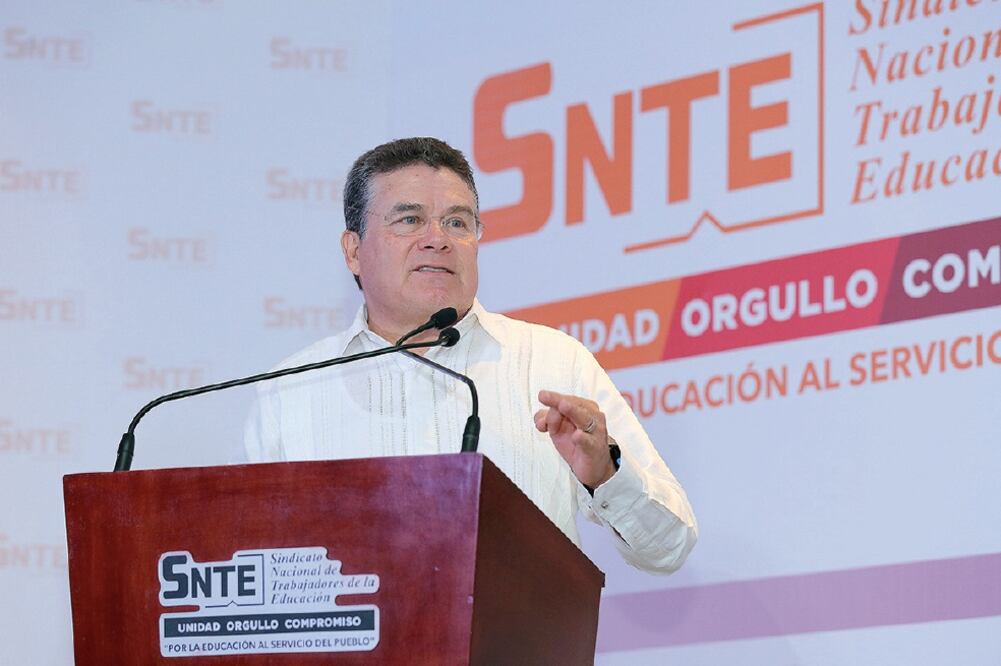 El líder del SNTE, Juan Díaz de la Torre, considera que el magisterio debe ser reconocido por la labor social que realiza. (ARCHIVO. EL UNIVERSAL.)