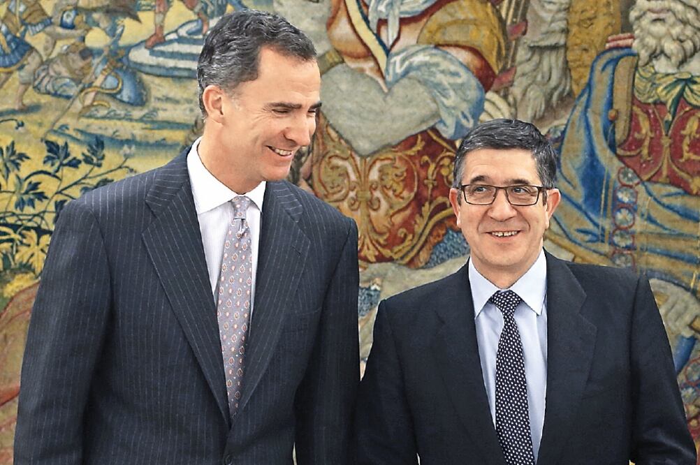 El rey Felipe VI durante su encuentro ayer en el Palacio de la Zarzuela con el presidente del Congreso, Patxi López (BALLESTEROS. EFE)