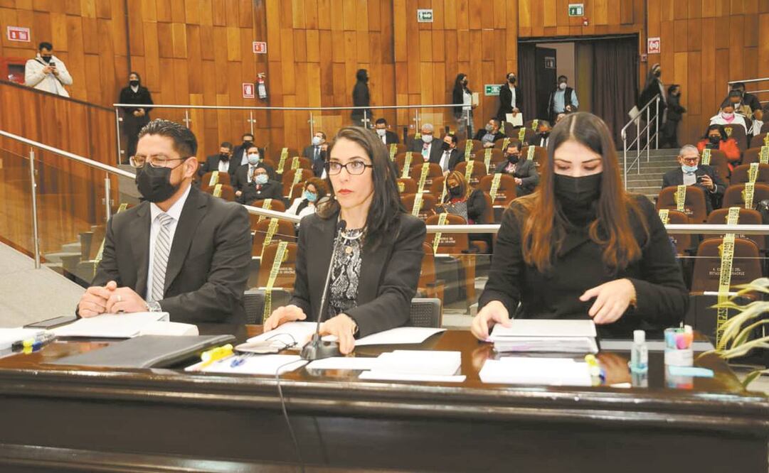 Ante diputados locales, la fiscal General del estado (centro) negó que los policías ministeriales a cargo del caso sean responsables. Foto: ESPECIAL