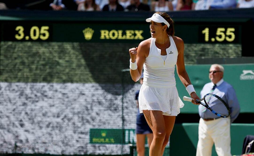 Garbiñe Muguruza celebra un punto en Wimbledon. Reuters