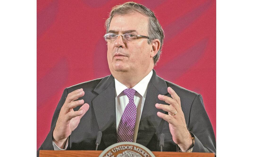 Marcelo Ebrard dijo que se hará llegar la vacuna a connacionales. Foto: SERGIO TAPIA. EL UNIVERSAL