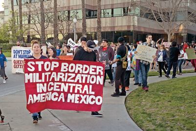 ...Y política de Obama desata protestas 