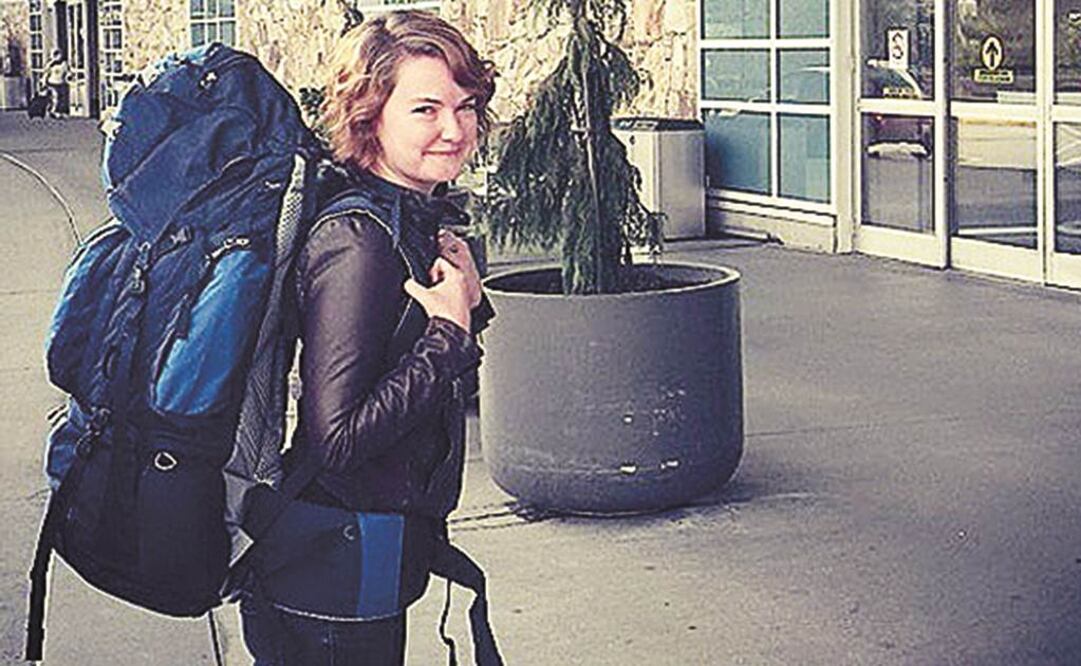 La joven de 29 años intentaba tomar una fotografía del león