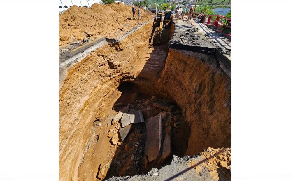El socavón de la avenida Hermilo Mena fue provocado por una fuga de agua potable. Foto: Especial