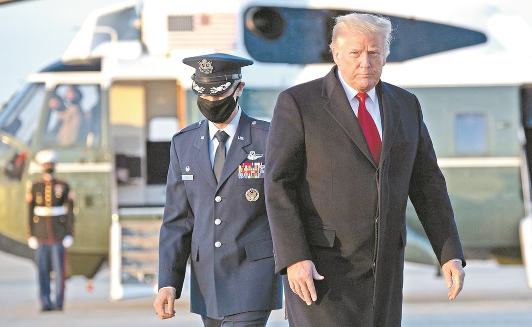 El presidente Donald Trump, espera para abordar el Air Force One, el pasado 23 de diciembre, cuando viajó a Mar-a-Lago para pasar allí la Navidad. Poco se ha dejado ver en público desde su derrota en las elecciones del 3 de noviembre. Foto: Saul Loeb. AFP