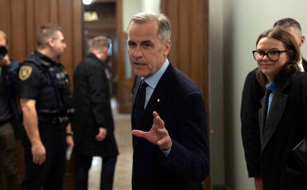 El líder del Partido Liberal de Canadá, Mark Carney, habla brevemente con los medios de comunicación antes de dirigirse a la reunión de su bancada el lunes 10 de marzo de 2025, en Ottawa. FOTO: AP/Archivo