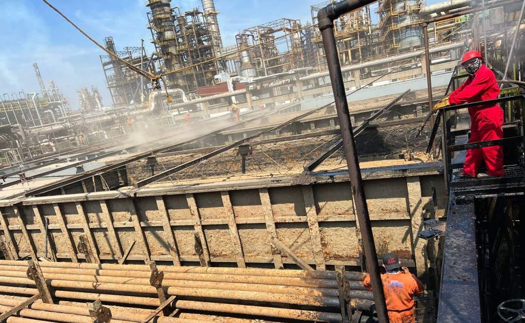 Por falta de pagos, los trabajadores no pueden empezar a realizar sus labores, por lo que advierten retrasos en reparaciones y servicios en la refinería de Salina Cruz en Oaxaca (02/05/2025). Foto: Especial