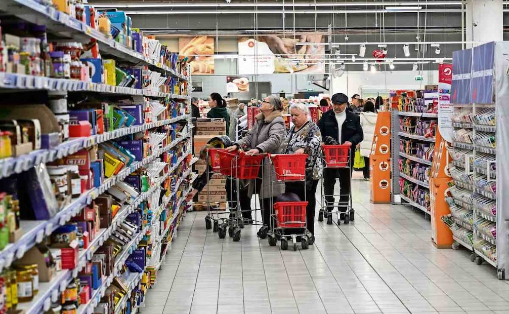 Clientes, en un supermercado del centro comercial Aviapark de Moscú, el 11 de febrero pasado. Foto: Hector Retamal / AFP