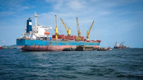 La inusual reacción química que hace que naufraguen unos 10 barcos de carga al año