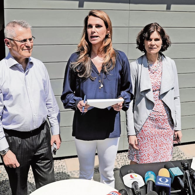 Alexandra y Carolina Kuczynski, hijas del expresidente de Perú Pedro Pablo Kuczynski, acompañadas por su tío Miguel en una rueda de prensa. GUADALUPE PARDO. REUTERS