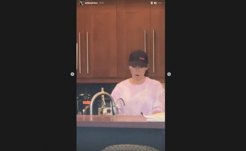 Aislinn Derbez "contrata" a Alessandra Rosaldo para lavar trastes