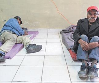 Asustados por las bajas temperaturas llegan a los albergues 