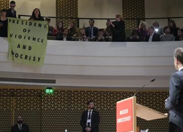 Manifestantes interrumpen discurso del presidente Emmanuel Macron en La Haya