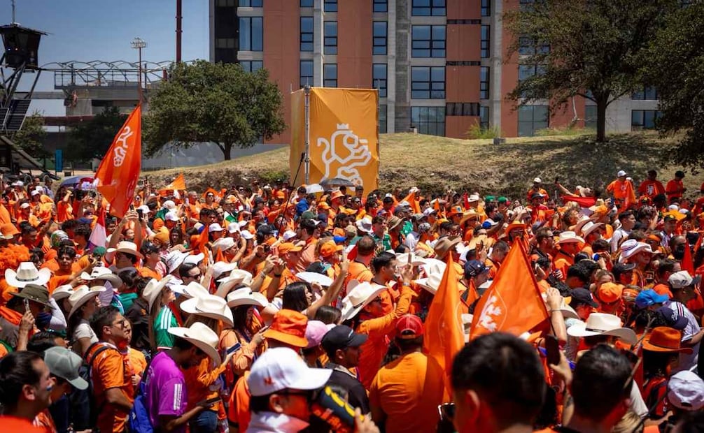 Afición de Países Bajos pinta de naranja a Monterrey; ciudad vive su último partido del Mundial.
Foto: Marcela Perales