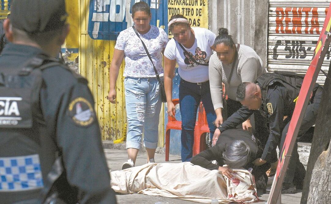 Familiares de los baleados en Peralvillo llegaron al sitio del ataque y reconocieron a las víctimas. Foto: ARMANDO MARTÍNEZ. EL UNIVERSAL