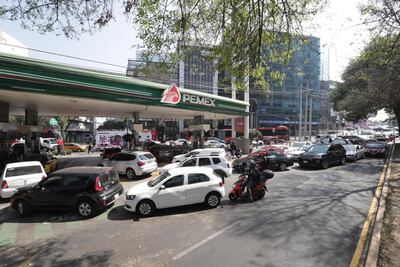 Largas filas para comprar gasolina en la CDMX afectan el tránsito vehicular
