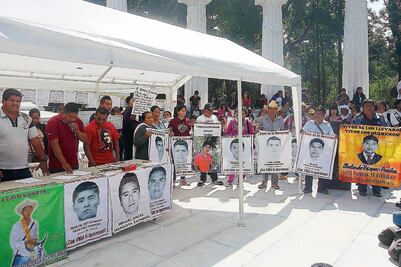 Lanzan campaña padres de los 43 para ver al Papa