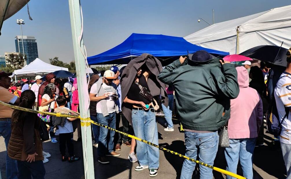 La afluencia provocó largas filas que se extendieron por varios metros desde temprana hora.
Foto: Arantxa Meave