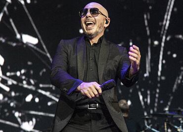 Pitbull rendirá homenaje al personal médico en los Latin Grammy