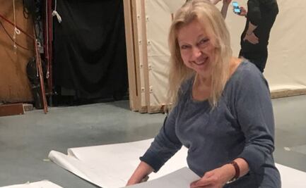 Diseñadora de producción, ganadora de un Emmy, es encontrada muerta bajo una pila de basura