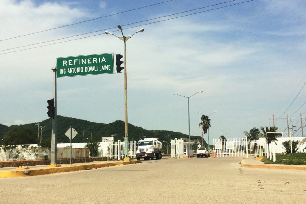 El paso intermitente en los bloqueos, en los límites con Chiapas, permite que las pipas pasen y se abastezcan en la refinería (ROSELIA CHACA. EL UNIVERSAL)