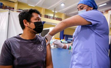 Chile dejará de vacunar con AstraZeneca a menores de 45 años por caso de trombosis