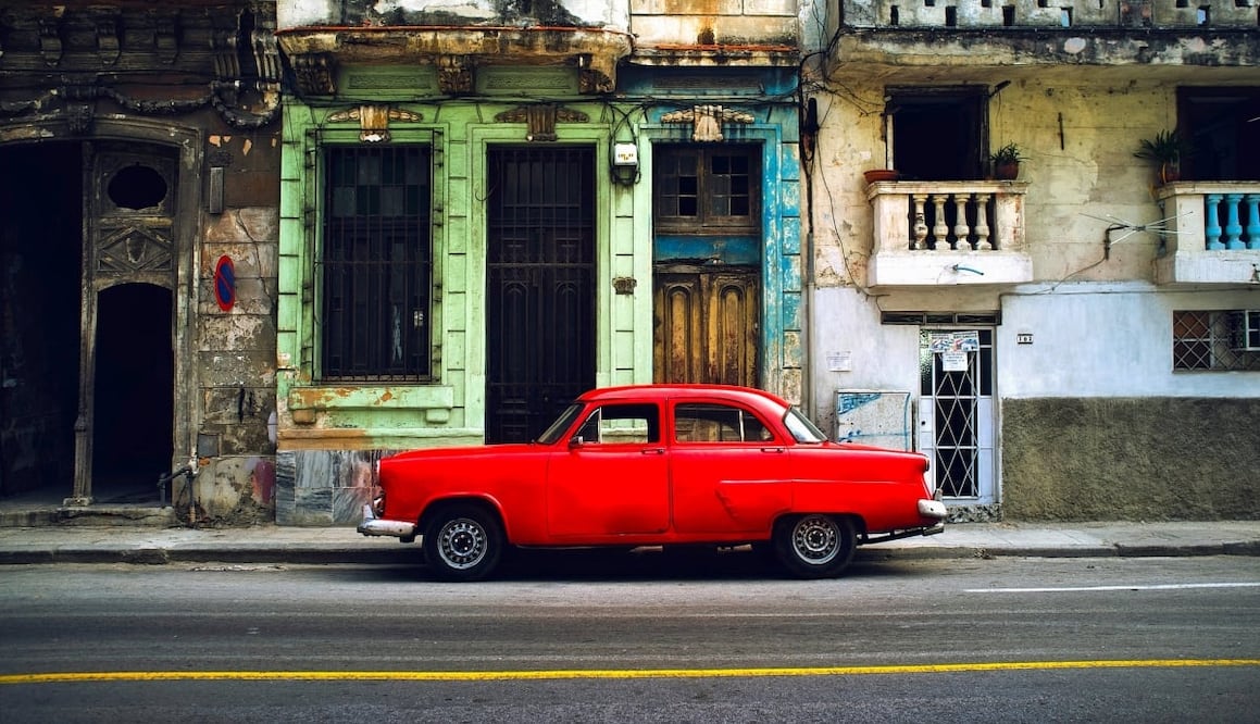 En caso de que el conductor se rehúse a retirar su carro puedes buscar un policía de tránsito para que establezca la multa. Foto: Pixabay