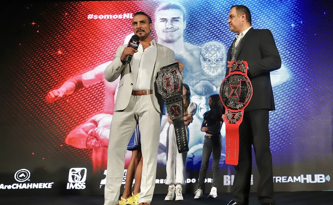 Alberto "El Patrón" con el título Imperial Absoluto - FOTO: Berenice Fregoso / El Universal