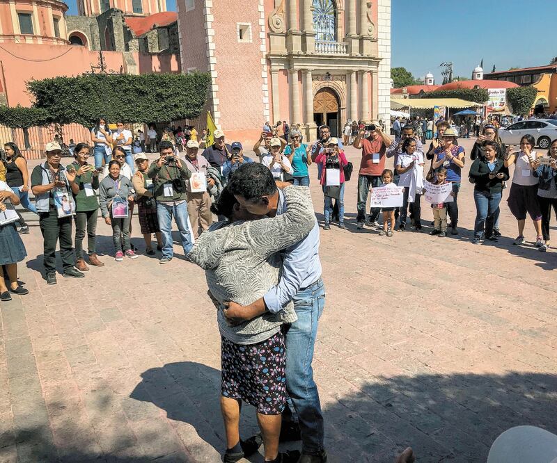 En la Estancia del Migrante González y Martínez, ubicada en Tequisquiapan, Margarita se llevó una gran sorpresa al caminar hacia el centro del albergue y reencontrarse con Santos; ahora tiene la certeza de que su hijo vive. Foto: DEMIAN CHÁVEZ