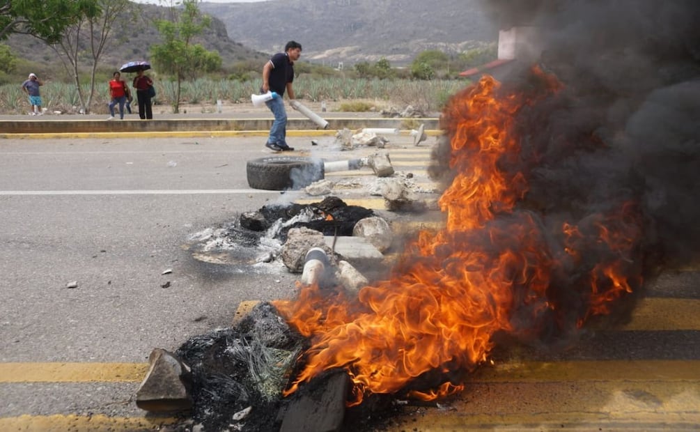 Un grupo de profesores prendió fuego a un tráiler. | Foto: Edwin Hernández.