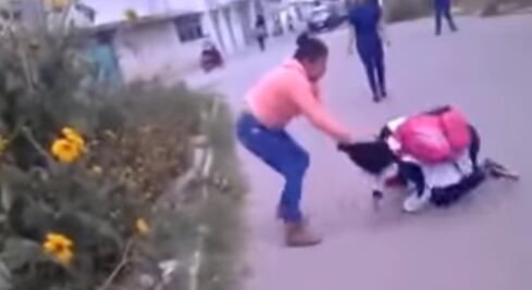 Mujer golpea y arrastra a joven por molestar a su hija 